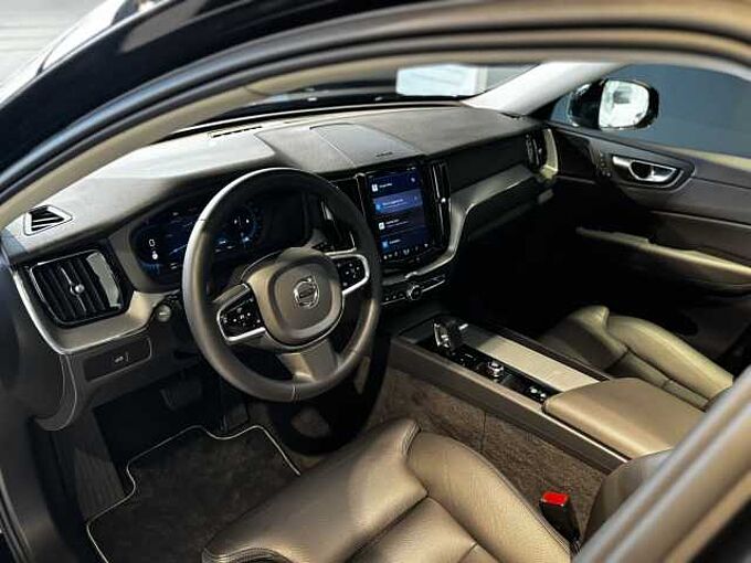 Volvo XC60 Plus, B4 Mild-Hybrid, Benzin, Dark