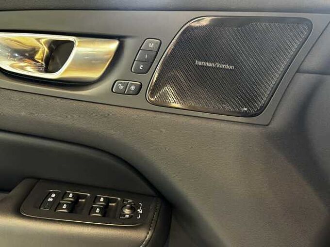 Volvo XC60 Plus, B4 Mild-Hybrid, Benzin, Dark