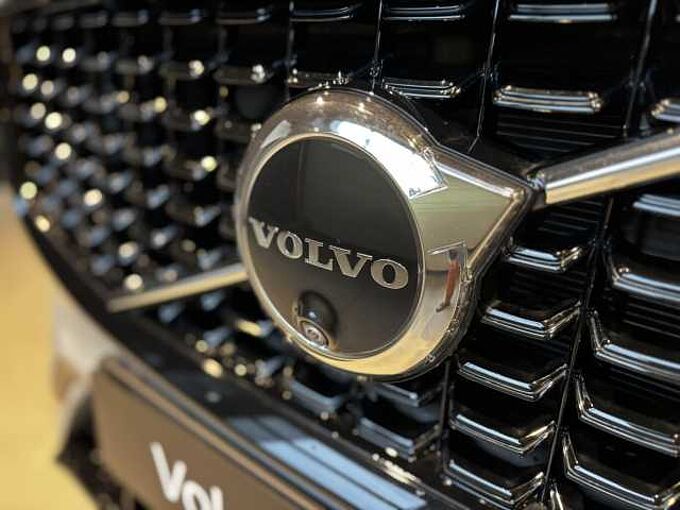 Volvo XC60 Plus, B4 Mild-Hybrid, Benzin, Dark