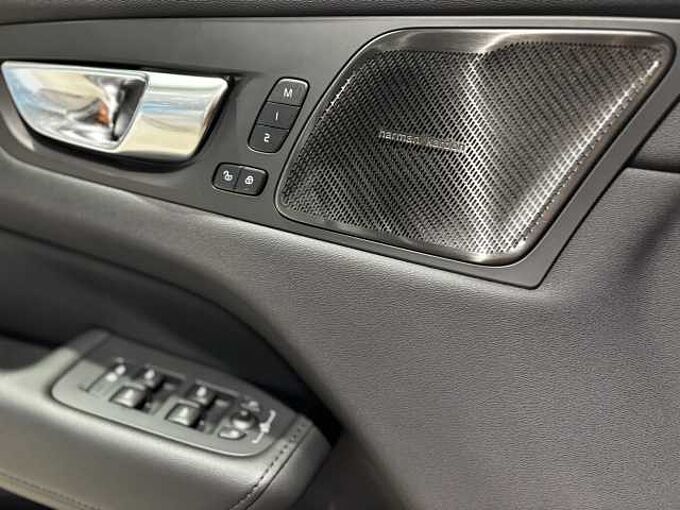 Volvo XC60 Plus, B4 Mild-Hybrid, Benzin, Dark