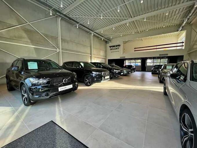 Volvo XC40 Plus, T2 automatic, Benzine, Dark