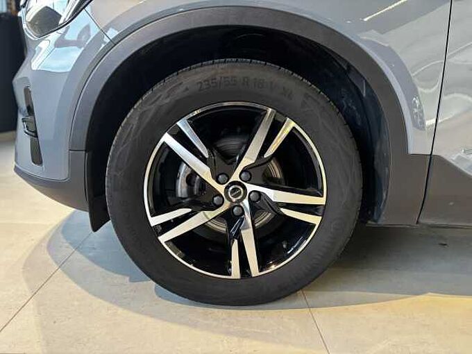 Volvo XC40 Plus, T2 automatic, Benzine, Dark