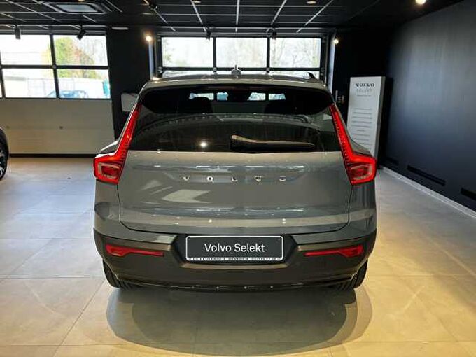 Volvo XC40 Plus, T2 automatic, Benzine, Dark