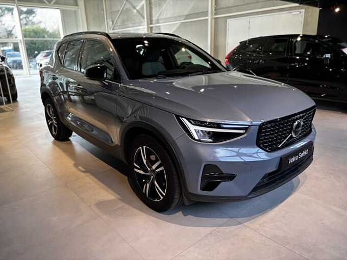Volvo XC40 Plus, T2 automatic, Benzine, Dark
