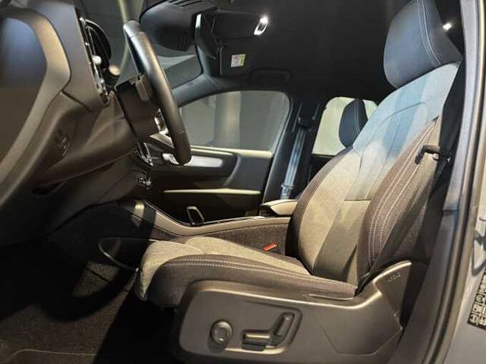 Volvo XC40 Plus, T2 automatic, Benzine, Dark