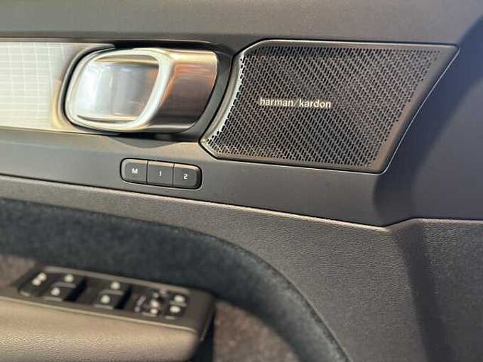 Volvo XC40 Plus, T2 automatic, Benzine, Dark