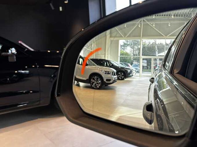 Volvo XC40 Plus, T2 automatic, Benzine, Dark