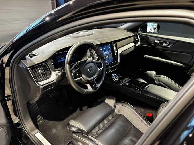 Volvo V60 Plus, T6 AWD Plug-in hybrid, Elektrisch/benzine, Dark