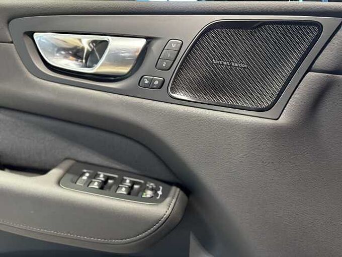 Volvo XC60 Black Edition Plus, T6 AWD Plug-in Hybrid SLECHTS 1300 KM!