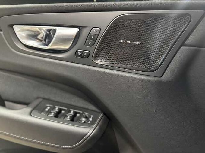 Volvo XC60 Recharge Ultimate, T6 AWD Plug-in hybrid, Elektrisch/benzine, Dark