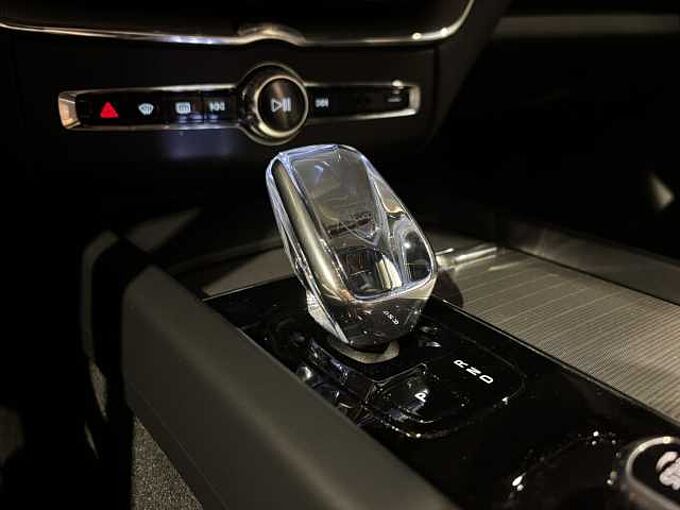 Volvo XC60 Recharge Ultimate, T6 AWD Plug-in hybrid, Elektrisch/benzine, Dark