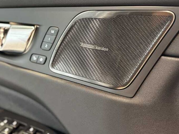 Volvo XC60 Plus Dark, T6 PHEV