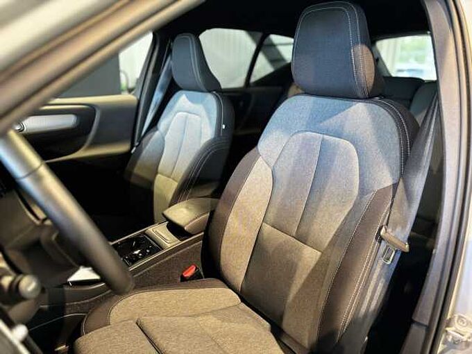 Volvo XC40 Plus, B3 Mild hybrid, Benzine, Dark