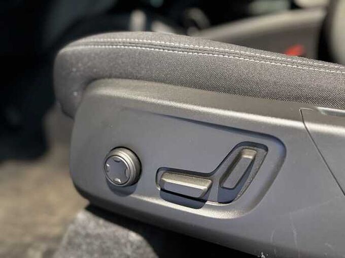 Volvo XC40 Plus, B3 Mild hybrid, Benzine, Dark