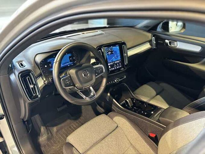 Volvo XC40 Plus, B3 Mild hybrid, Benzine, Dark