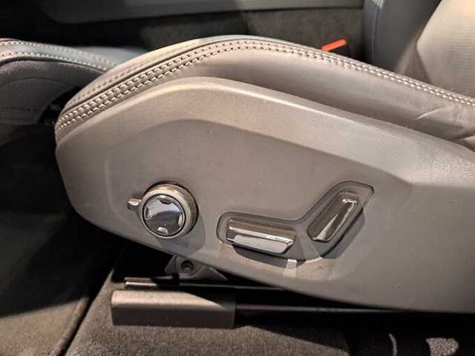 Volvo XC60 T6 AWD Plug-In Hybride Ultra Dark 082422 | T6 AWD Plug-In Hybride Ultra Dark