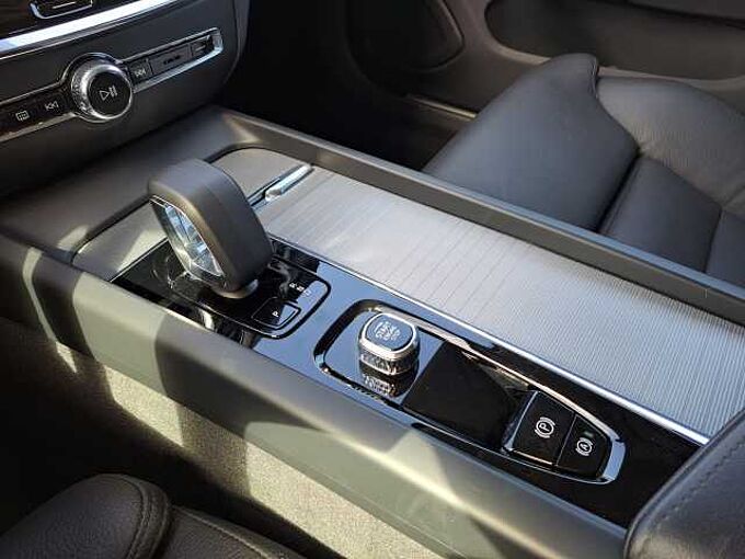 Volvo V60 B4 Mild Hybride Benzine Plus Dark: 661061 | B4 Mild Hybride Benzine Plus Dark