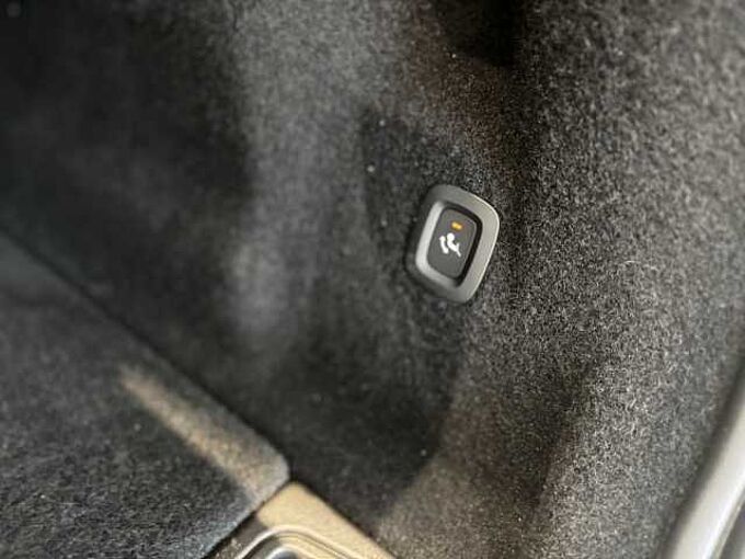 Volvo XC60 Plus, B4 Mild-Hybrid, Benzin, Dark