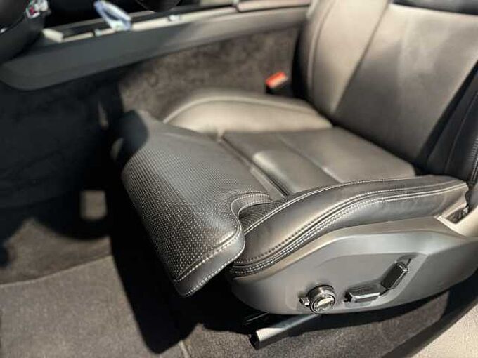 Volvo XC60 Plus, B4 Mild-Hybrid, Benzin, Dark