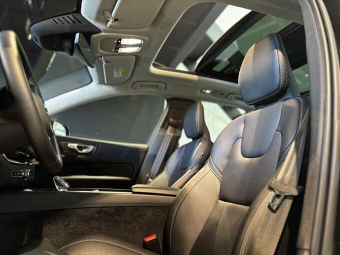 Volvo XC60 Plus, B4 Mild-Hybrid, Benzin, Dark