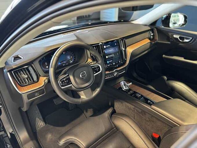 Volvo XC60 Plus, B4 Mild-Hybrid, Benzin, Dark