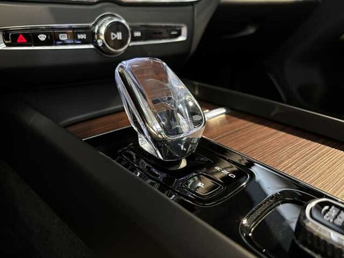 Volvo XC60 Plus, B4 Mild-Hybrid, Benzin, Dark