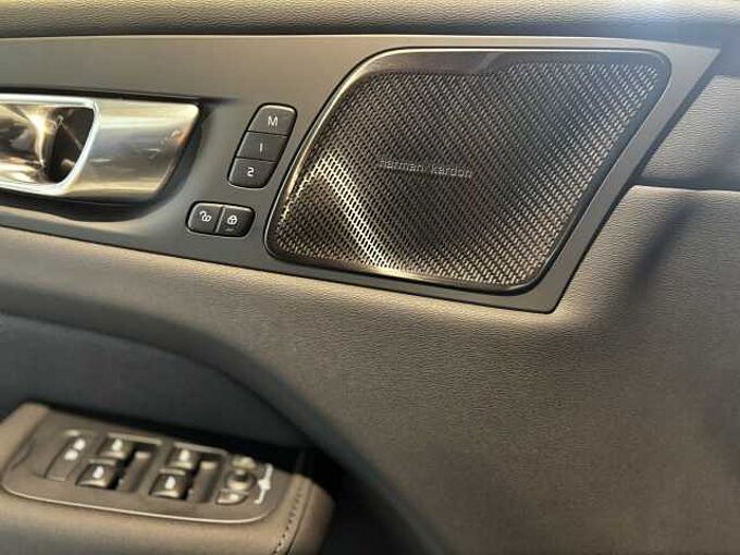 Volvo XC60 Black Edition Plus, T6 AWD Plug-in Hybrid. SLECHTS 1.000KM