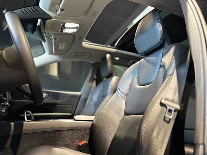 Volvo XC60 Plus, B4 Mild-Hybrid, Benzin, Dark