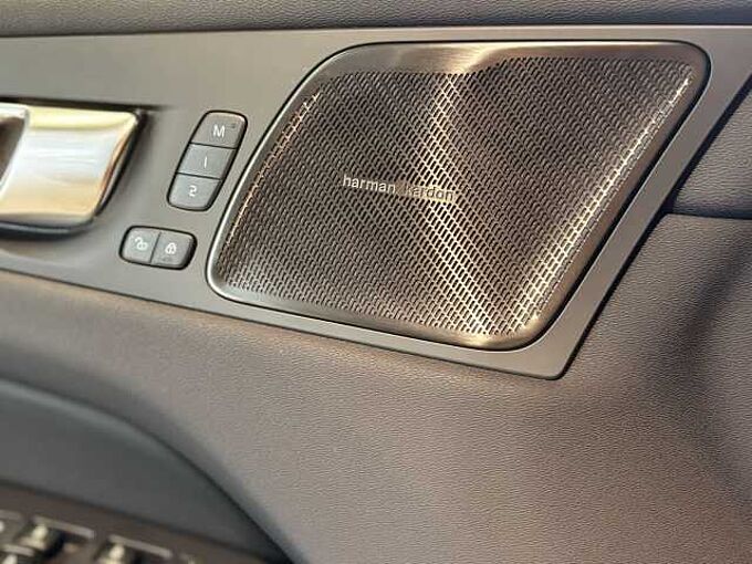 Volvo XC60 Plus, B4 Mild-Hybrid, Benzin, Dark